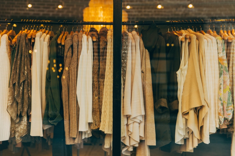 magasin-CHATEAUNEUF D ENTRAUNES-min_clothe_fashion_store_shop_window_store_front-21277